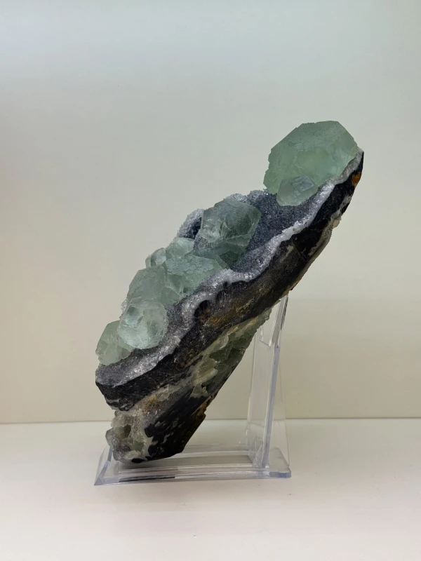 FLUORYT 2,8 KG – NATURALNY SUROWY OKAZ – ZIELONE KRYSZTAŁY NA MACIERZY 3.jpeg