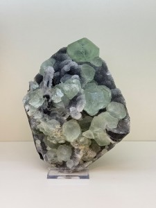 FLUORYT 2,8 KG – NATURALNY SUROWY OKAZ – ZIELONE KRYSZTAŁY NA MACIERZY 5.jpeg