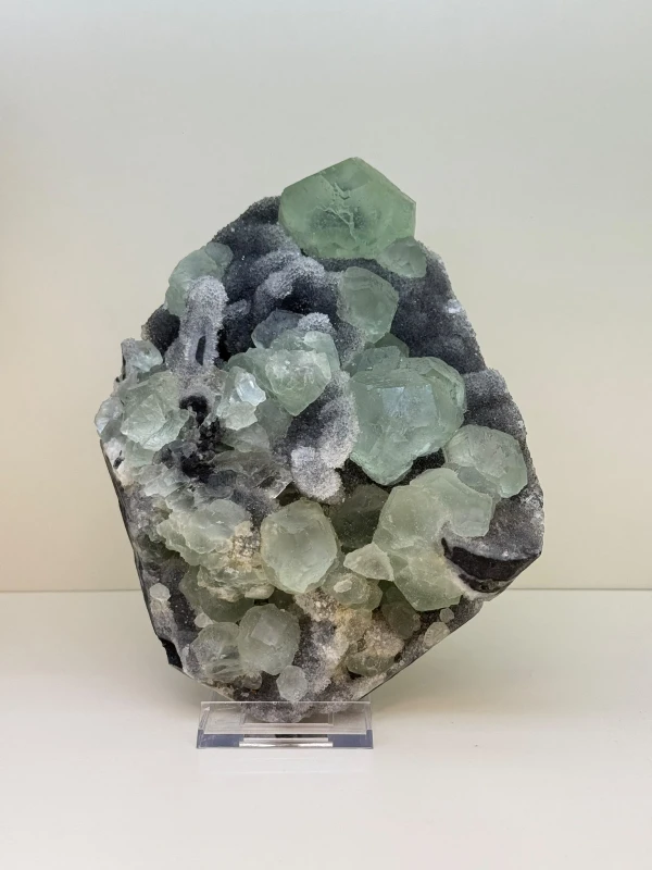 FLUORYT 2,8 KG – NATURALNY SUROWY OKAZ – ZIELONE KRYSZTAŁY NA MACIERZY 5.jpeg