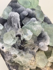FLUORYT 2,8 KG – NATURALNY SUROWY OKAZ – ZIELONE KRYSZTAŁY NA MACIERZY 6.jpeg