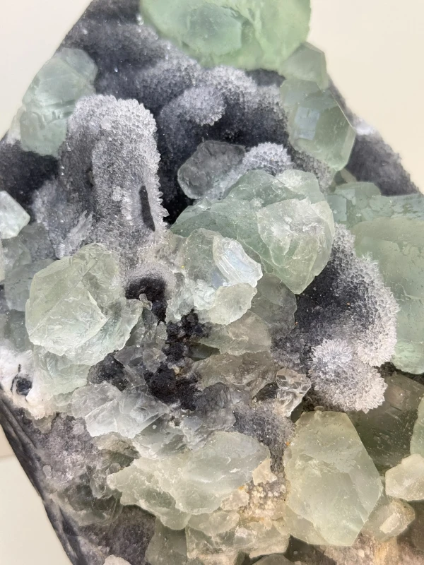FLUORYT 2,8 KG – NATURALNY SUROWY OKAZ – ZIELONE KRYSZTAŁY NA MACIERZY 6.jpeg