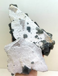 FLUORYT 1,2 KG – NATURALNY SUROWY OKAZ – KRYSZTAŁY NA MACIERZY – INDIE 2.jpeg