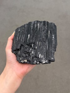 CZARNY TURMALIN 1,8 KG – NATURALNY SUROWY OKAZ – AFGANISTAN 4.jpeg