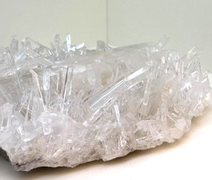KRYSZTAŁ GÓRSKI 1,3 KG – NATURALNA SZCZOTKA KRYSTALICZNA – PERU.jpeg