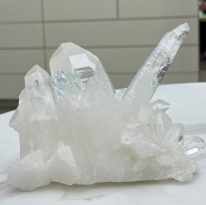 KRYSZTAŁ GÓRSKI 1,5 KG – NATURALNA SZCZOTKA KRYSTALICZNA Z PERU.jpeg